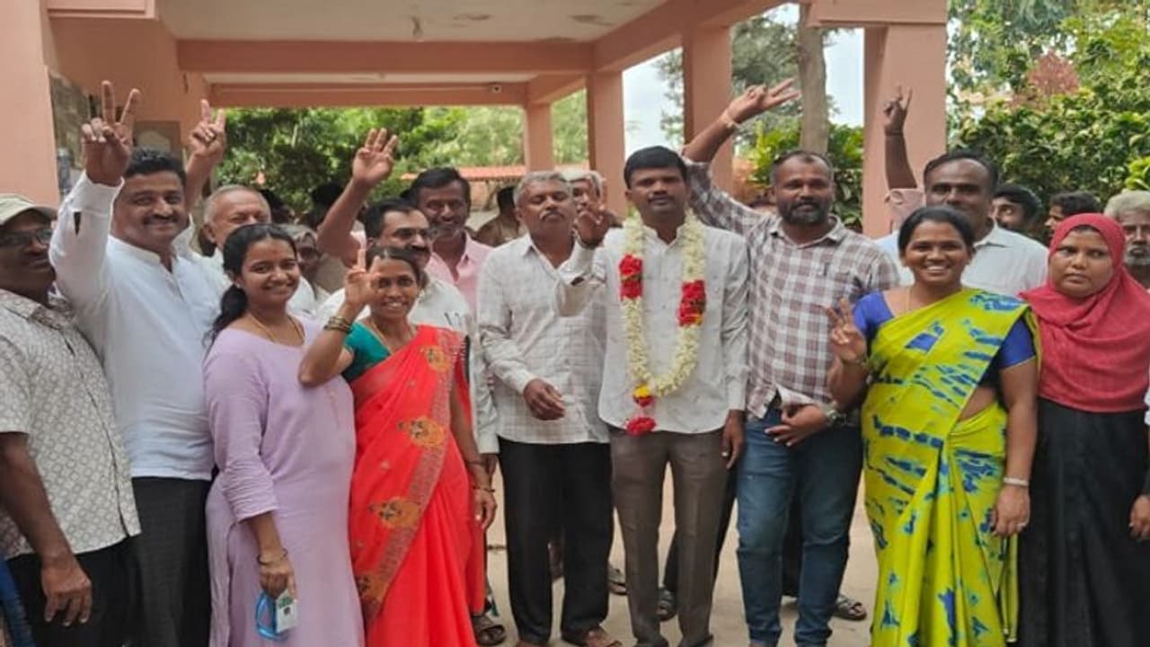 ಕೋಲಾರ: ಲಾಟರಿ ಮೂಲಕ ಗ್ರಾಮ ಪಂಚಾಯಿತಿ ಅಧ್ಯಕ್ಷ, ಉಪಾಧ್ಯಕ್ಷರ ಆಯ್ಕೆ ಕೋಲಾರ: ಲಾಟರಿ ಮೂಲಕ ಗ್ರಾಮ ಪಂಚಾಯಿತಿ ಅಧ್ಯಕ್ಷ, ಉಪಾಧ್ಯಕ್ಷರ ಆಯ್ಕೆ