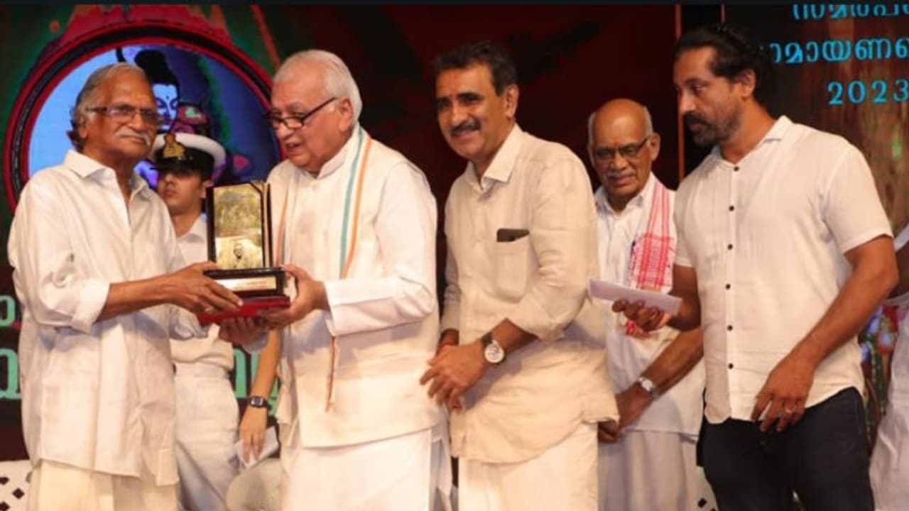 പൊതുപ്രവര്ത്തകര് സ്വാര്ഥ നേട്ടങ്ങള്ക്ക് വേണ്ടി നിലകൊള്ളുന്നവരാവരുത്; ഗവര്ണര് ആരിഫ് മുഹമ്മദ് ഖാന് പൊതുപ്രവര്ത്തകര് സ്വാര്ഥ നേട്ടങ്ങള്ക്ക് വേണ്ടി നിലകൊള്ളുന്നവരാവരുത്; ഗവര്ണര് ആരിഫ് മുഹമ്മദ് ഖാന്