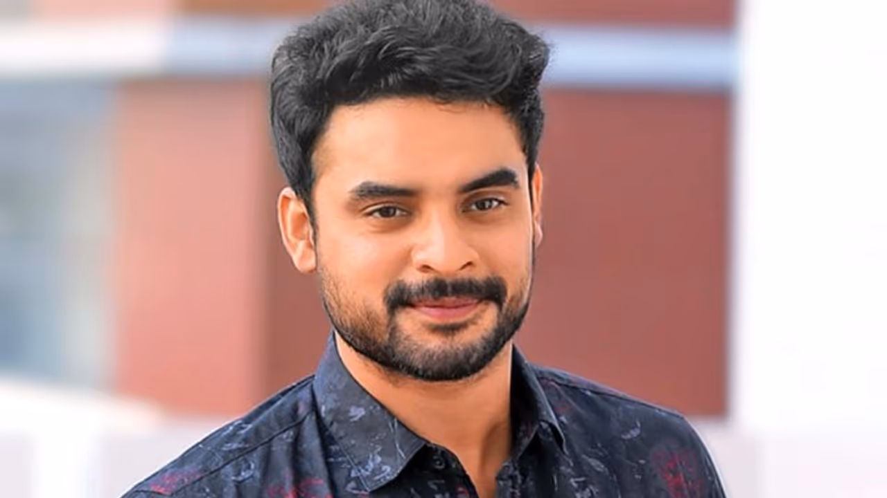 സോഷ്യല് മീഡിയയിലൂടെ അപകീര്ത്തിപ്പെടുത്തിയെന്ന് ടൊവിനോയുടെ പരാതി; പൊലീസ് അന്വേഷണം തുടങ്ങി സോഷ്യല് മീഡിയയിലൂടെ അപകീര്ത്തിപ്പെടുത്തിയെന്ന് ടൊവിനോയുടെ പരാതി; പൊലീസ് അന്വേഷണം തുടങ്ങി