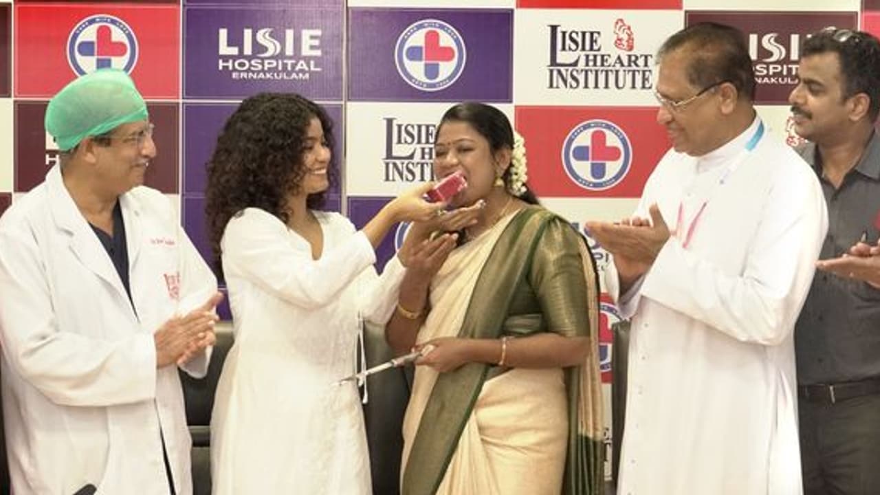 കേരളത്തിൽ ആദ്യം, ലാലിച്ചന്റെ ഹൃദയം ശ്രുതിയിൽ തുടിക്കാൻ തുടങ്ങിയിട്ട് 10 വർഷം; ശ്രുതി ഇന്ന് ബ്യൂട്ടീഷ്യൻ കേരളത്തിൽ ആദ്യം, ലാലിച്ചന്റെ ഹൃദയം ശ്രുതിയിൽ തുടിക്കാൻ തുടങ്ങിയിട്ട് 10 വർഷം; ശ്രുതി ഇന്ന് ബ്യൂട്ടീഷ്യൻ