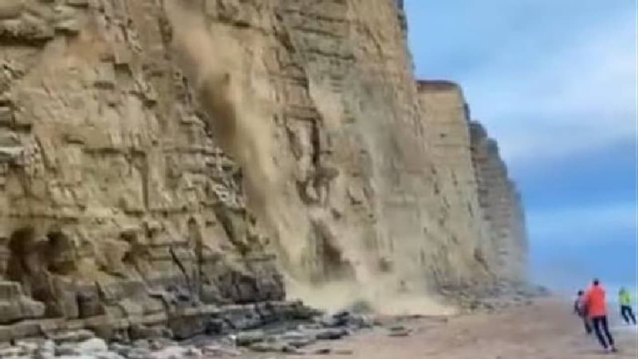 പൊലീസ് പങ്കിട്ട ഈ വീഡിയോ ഞെട്ടലോടെയല്ലാതെ കാണാനാവില്ല, എപ്പോൾ വേണമെങ്കിലും ഇത് സംഭവിക്കാമെന്നും പൊലീസ് പൊലീസ് പങ്കിട്ട ഈ വീഡിയോ ഞെട്ടലോടെയല്ലാതെ കാണാനാവില്ല, എപ്പോൾ വേണമെങ്കിലും ഇത് സംഭവിക്കാമെന്നും പൊലീസ്