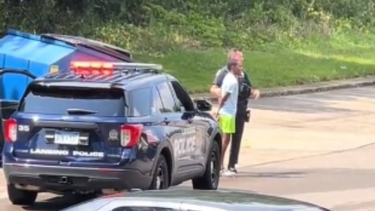 12 വയസ് മാത്രം പ്രായമുള്ള കുട്ടിയെ അറസ്റ്റ് ചെയ്ത് പൊലീസ്, വൻ വിമർശനം, പിന്നാലെ മാപ്പ് പറയൽ 12 വയസ് മാത്രം പ്രായമുള്ള കുട്ടിയെ അറസ്റ്റ് ചെയ്ത് പൊലീസ്, വൻ വിമർശനം, പിന്നാലെ മാപ്പ് പറയൽ