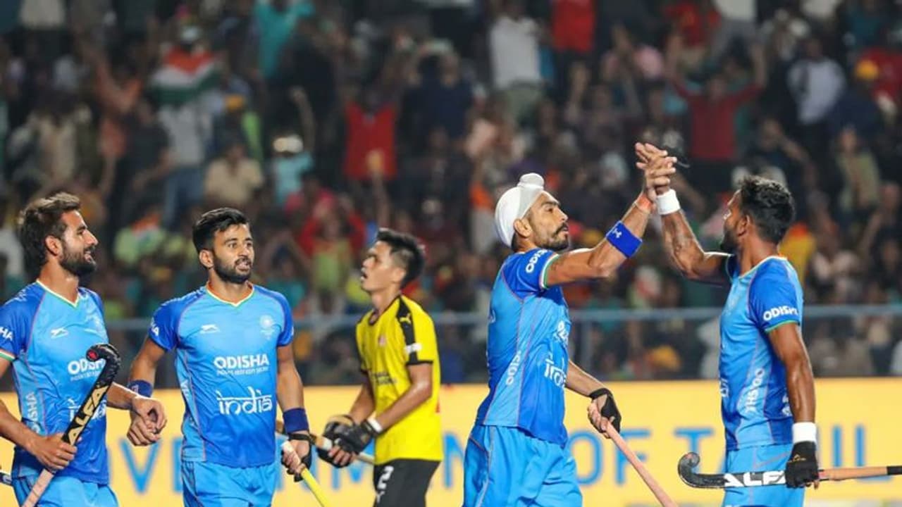 ഇന്ത്യ 1 3ന് പിന്നില് നില്ക്കെ സ്റ്റേഡിയത്തില് വന്ദേമാതരം മുഴങ്ങി, പിന്നെ കണ്ടത് അവിശ്വസനീയ തിരിച്ചുവരവ് ഇന്ത്യ 1 3ന് പിന്നില് നില്ക്കെ സ്റ്റേഡിയത്തില് വന്ദേമാതരം മുഴങ്ങി, പിന്നെ കണ്ടത് അവിശ്വസനീയ തിരിച്ചുവരവ്