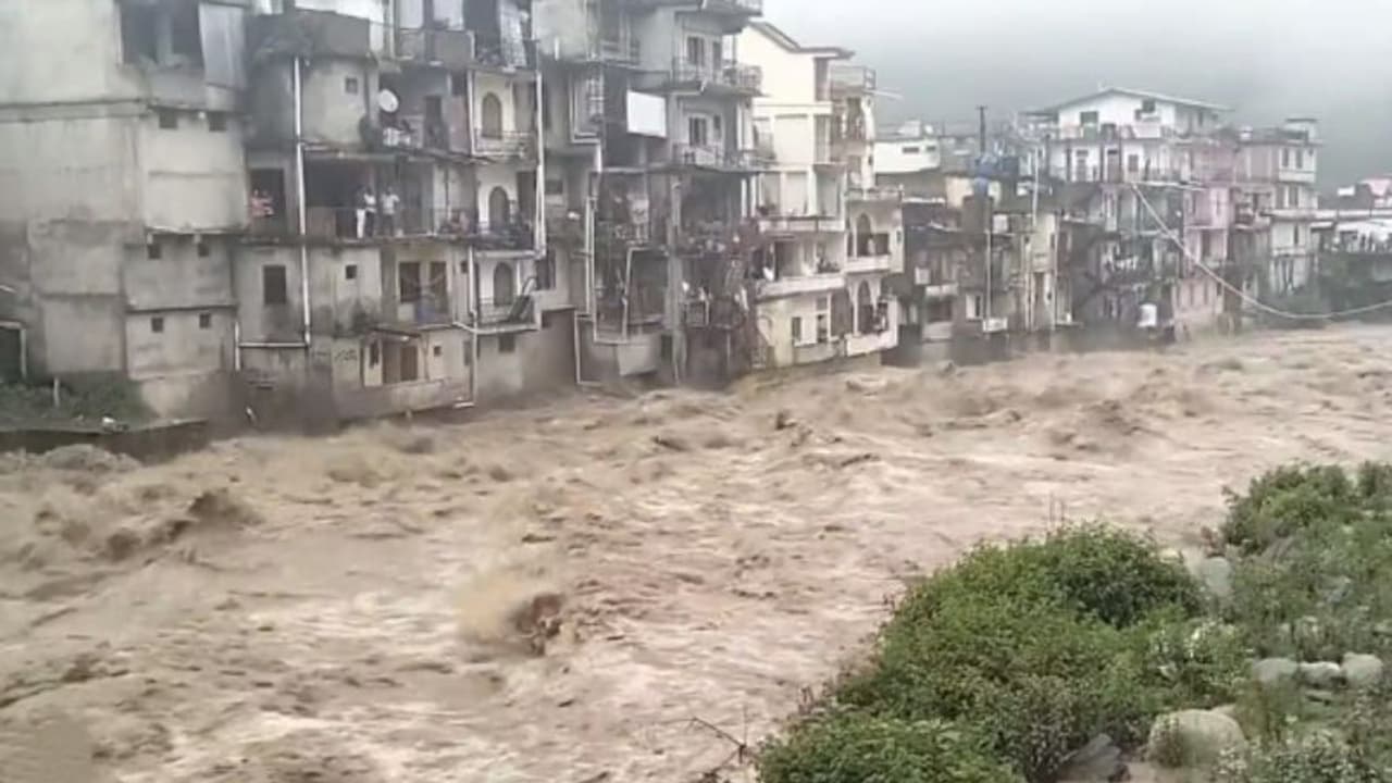 హిమాచల్ ను ముంచెత్తిన వరదలు.. మరో రెండు రోజులు భారీ వర్షాలు: ఐఎండీ హెచ్చరికలు హిమాచల్ ను ముంచెత్తిన వరదలు.. మరో రెండు రోజులు భారీ వర్షాలు: ఐఎండీ హెచ్చరికలు