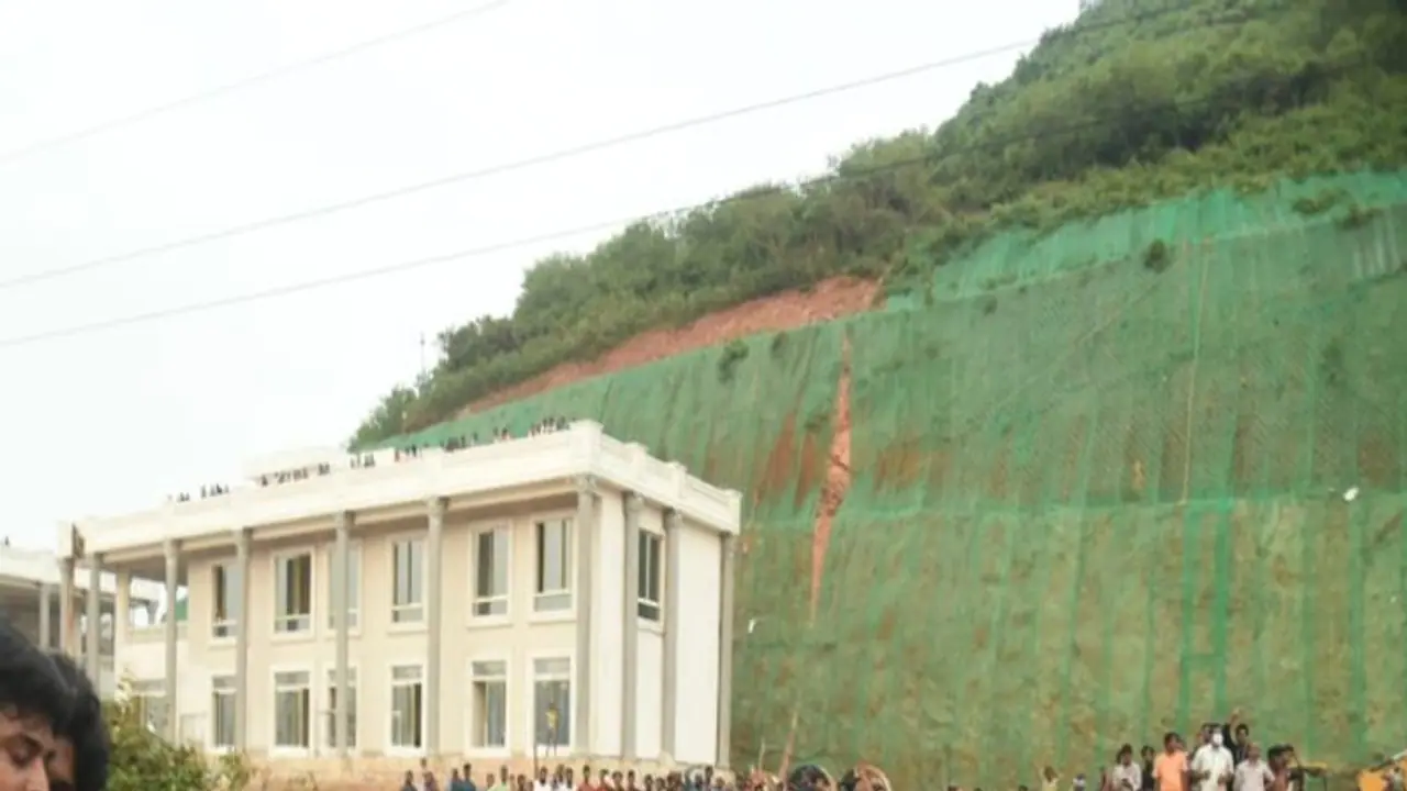 రుషికొండలో సీఎం క్యాంప్ కార్యాలయం.. సవాలు చేస్తూ సుప్రీం కోర్టులో పిటిషన్.. రుషికొండలో సీఎం క్యాంప్ కార్యాలయం.. సవాలు చేస్తూ సుప్రీం కోర్టులో పిటిషన్..