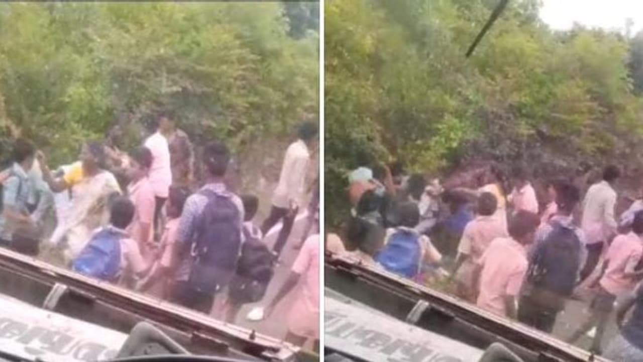 பள்ளி மாணவியை காதலிப்பதில் மோதல்... ஒருவரை ஒருவர் சரமாரியாக அடித்துக்கொண்ட மாணவர்கள்.! வீடியோவால் பரபரப்பு 