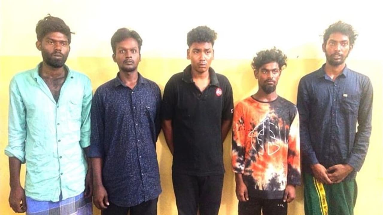 திமுக பெண் கவுன்சிலருக்கு அரிவாள் வெட்டு: 5 பேர் கைது கமிஷன் தராததால் ஆத்திரம்! திமுக பெண் கவுன்சிலருக்கு அரிவாள் வெட்டு: 5 பேர் கைது கமிஷன் தராததால் ஆத்திரம்!