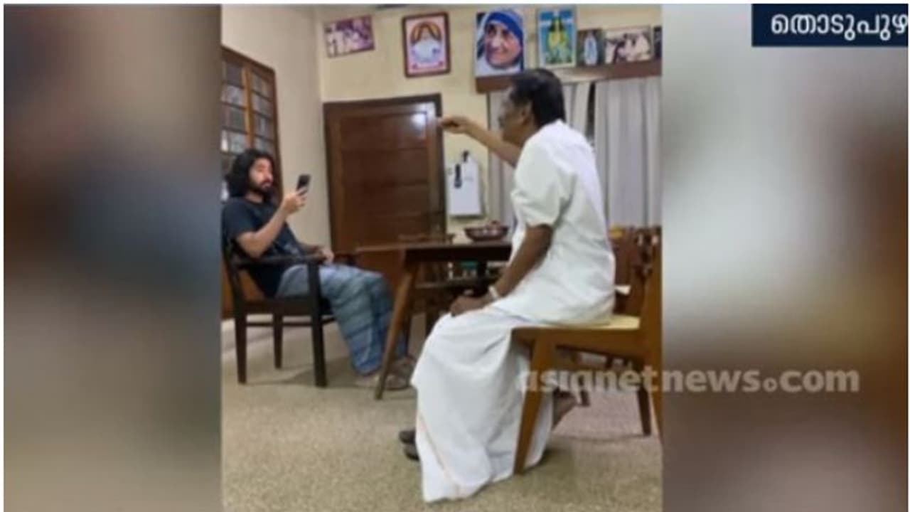 ബഹാരോന് ഫൂല് ബര്സാവോ... ആഹാ, എന്ത് മനോഹരം, പേരക്കുട്ടിയെ പാട്ടുപഠിപ്പിക്കുന്ന പിജെ ജോസഫ്, വീഡിയോ വൈറൽ ബഹാരോന് ഫൂല് ബര്സാവോ... ആഹാ, എന്ത് മനോഹരം, പേരക്കുട്ടിയെ പാട്ടുപഠിപ്പിക്കുന്ന പിജെ ജോസഫ്, വീഡിയോ വൈറൽ