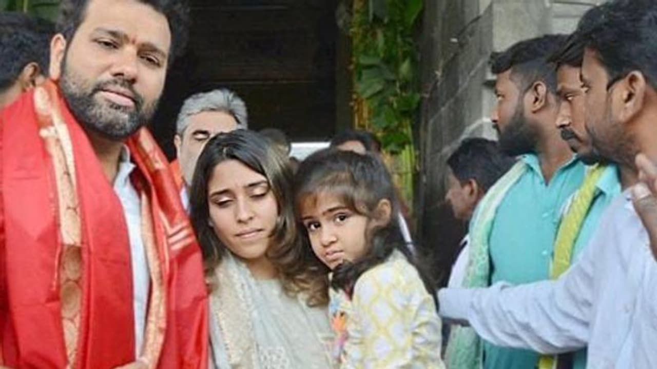 తిరుమల శ్రీవారిని దర్శంచుకున్న రోహిత్ శర్మ... వన్డే వరల్డ్ కప్‌ ముందు ఆ సెంటిమెంట్‌ వర్కవుట్ అవుతుందా..