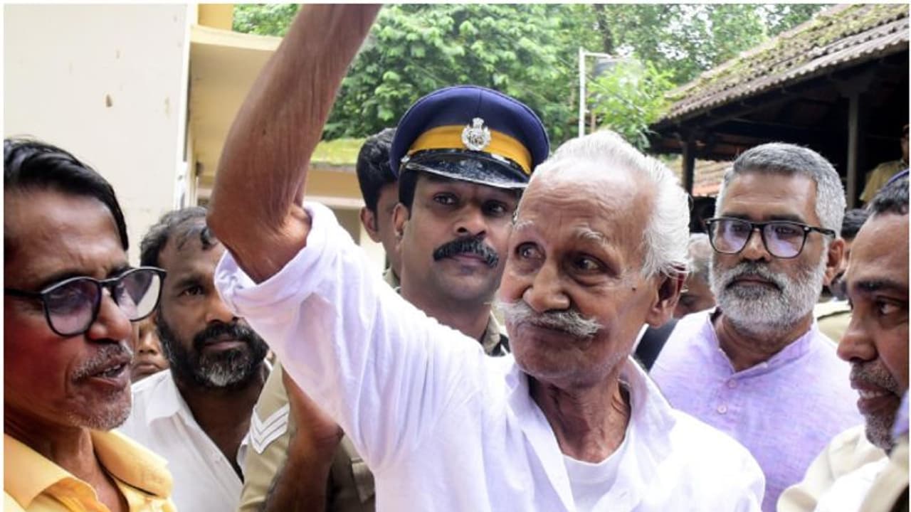 'ഇൻക്വിലാബ് സിന്ദാബാദ്'; കോടതിവളപ്പിൽ മുദ്രാവാക്യം വിളിച്ച് ഗ്രോ വാസു, ഏഴാം സാക്ഷി കൂറുമാറി, വിചാരണ നീട്ടി 'ഇൻക്വിലാബ് സിന്ദാബാദ്'; കോടതിവളപ്പിൽ മുദ്രാവാക്യം വിളിച്ച് ഗ്രോ വാസു, ഏഴാം സാക്ഷി കൂറുമാറി, വിചാരണ നീട്ടി