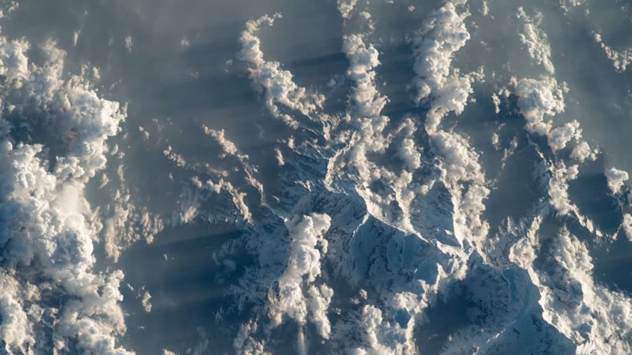 விண்வெளியில் இருந்து பனி மூடிய இமயமலையைக் கண்டு பிரமித்த அமீரக வீரர்! வைரல் போட்டோஸ் இதோ!