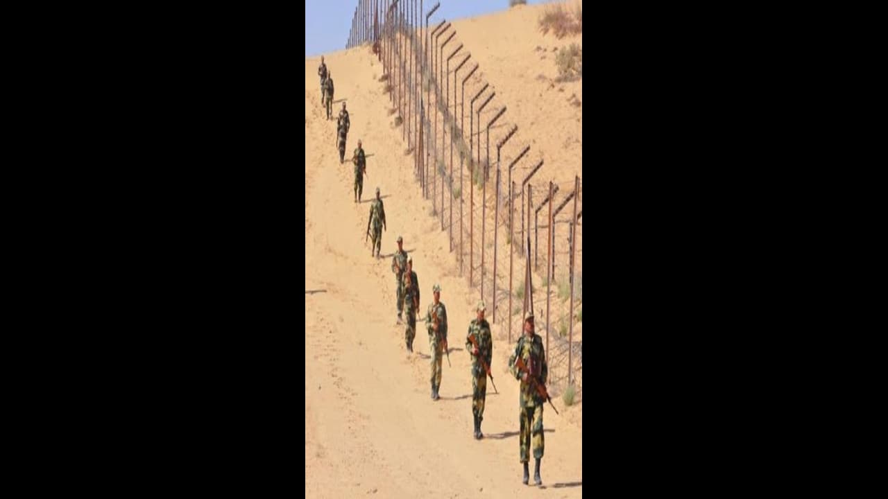 పంజాబ్ లో పాక్ చొరబాటుదారుడిని మట్టుబెట్టిన భద్రతా బలగాలు.. స్వతంత్ర దినోత్సవానికి ఒక రోజు ముందు ఘటన పంజాబ్ లో పాక్ చొరబాటుదారుడిని మట్టుబెట్టిన భద్రతా బలగాలు.. స్వతంత్ర దినోత్సవానికి ఒక రోజు ముందు ఘటన