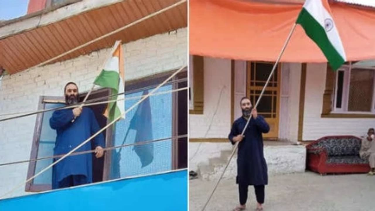 మోడీ పిలుపు : జాతీయ పతాకాన్ని ఎగురవేసిన హిజ్బుల్ ఉగ్రవాది సోదరుడు, అదీ కాశ్మీర్లో.. నెటిజన్ల ప్రశంసలు మోడీ పిలుపు : జాతీయ పతాకాన్ని ఎగురవేసిన హిజ్బుల్ ఉగ్రవాది సోదరుడు, అదీ కాశ్మీర్లో.. నెటిజన్ల ప్రశంసలు