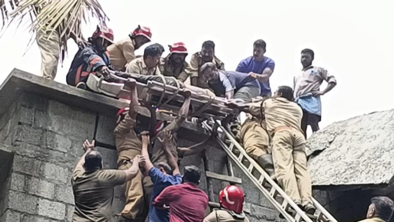 മുട്ട് മാറ്റുന്നതിനിടെ സൺഷെയ്ഡിന്റെ കോൺക്രീറ്റ് സ്ലാബ് വീണ് കുടുങ്ങി, മണിക്കൂറുകൾ താങ്ങി നിർത്തി, ഒടുവിൽ രക്ഷ!