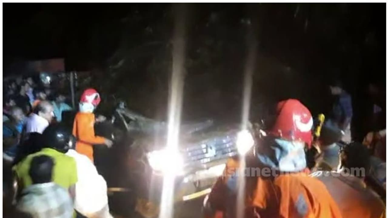 പൊലീസുകാരനും കുടുംബവും സഞ്ചരിച്ച കാറിന് മുകളിൽ പാറയും മണ്ണും ഇടിഞ്ഞ് വീണു; ഒരാൾ മരിച്ചു, 5 പേർക്ക് പരിക്ക് പൊലീസുകാരനും കുടുംബവും സഞ്ചരിച്ച കാറിന് മുകളിൽ പാറയും മണ്ണും ഇടിഞ്ഞ് വീണു; ഒരാൾ മരിച്ചു, 5 പേർക്ക് പരിക്ക്