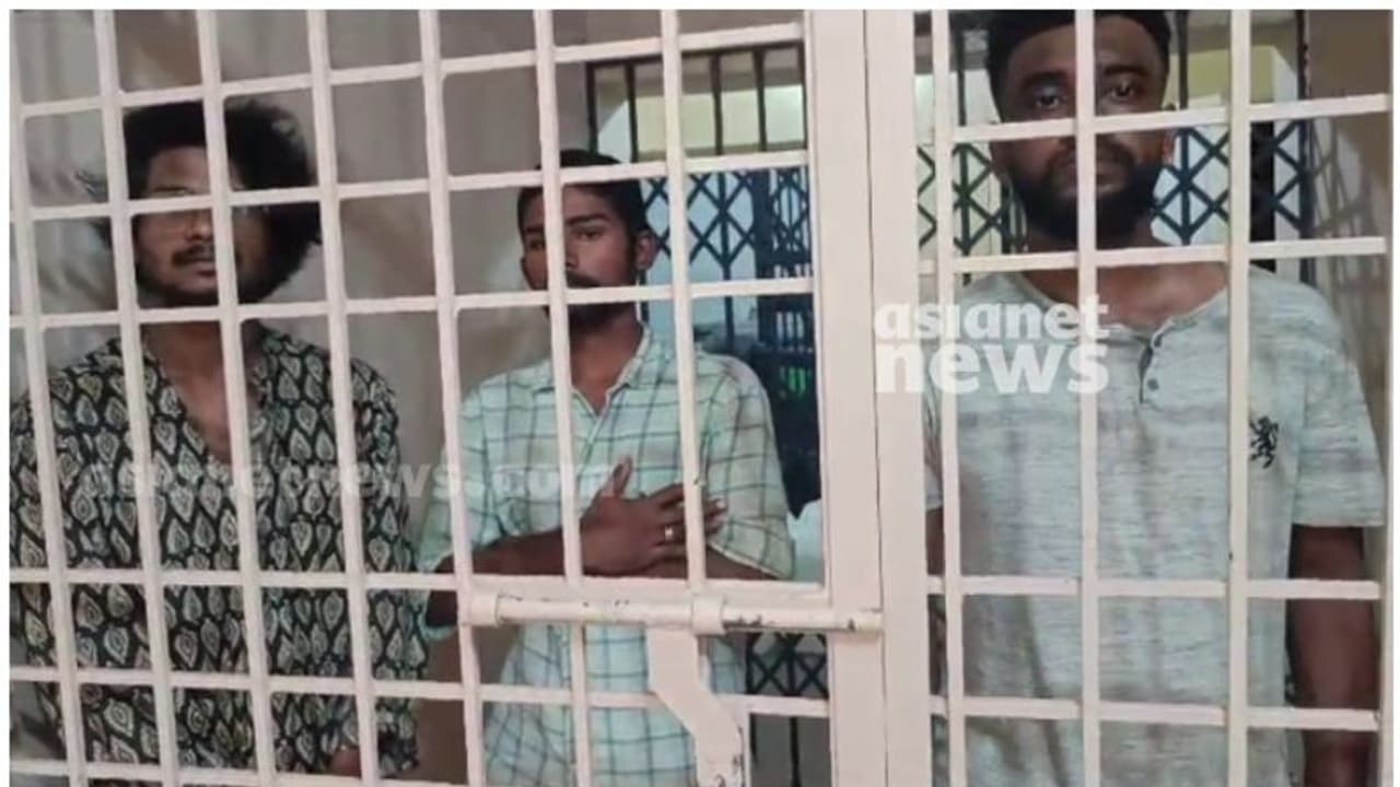 പെട്രോളിങ്ങിനിടെ പൊലീസുകാരെ ക്ലബില് പൂട്ടിയിട്ട് മര്ദ്ദിച്ചു; മൂന്ന് പേര് കസ്റ്റഡിയില് പെട്രോളിങ്ങിനിടെ പൊലീസുകാരെ ക്ലബില് പൂട്ടിയിട്ട് മര്ദ്ദിച്ചു; മൂന്ന് പേര് കസ്റ്റഡിയില്