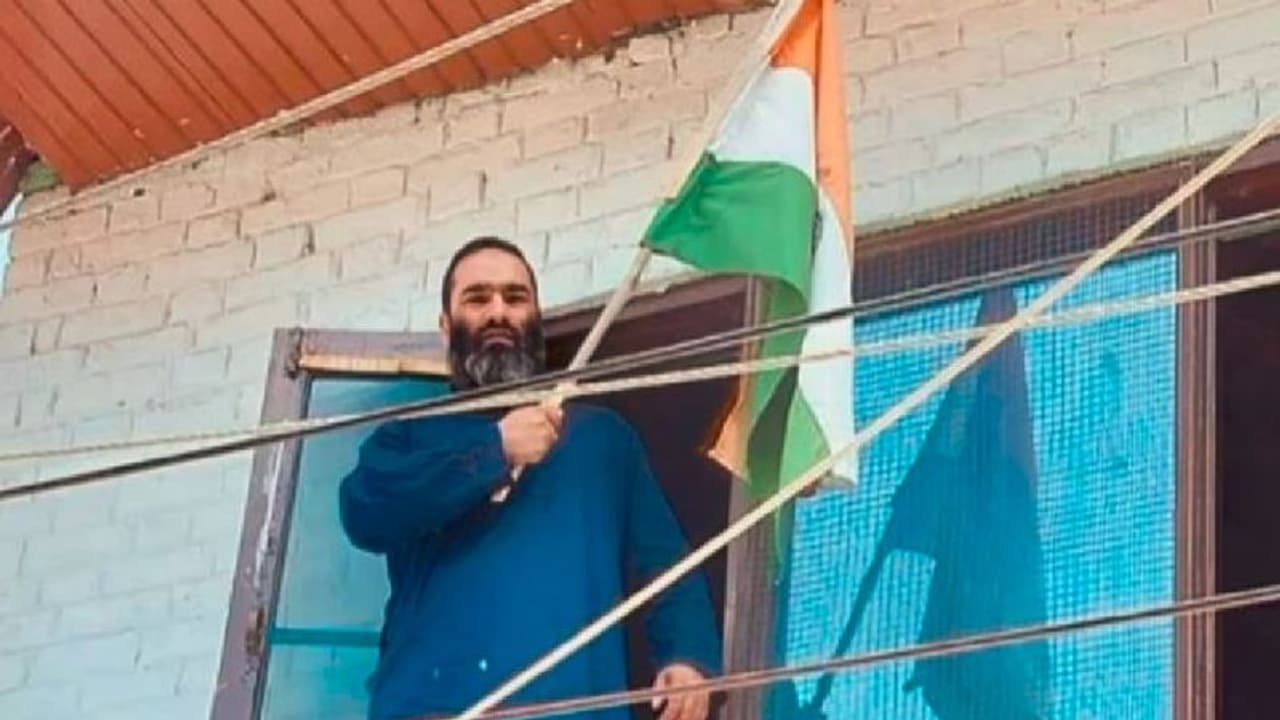 ಬದಲಾದ ಭಾರತ: ಕಾಶ್ಮೀರದಲ್ಲಿ ತಿರಂಗಾ ಹಾರಿಸಿದ ಉಗ್ರನ ಕುಟುಂಬ: ಹರ್ ಘರ್ ತಿರಂಗಾ ಅಭಿಯಾನಕ್ಕೆ ಸಾಥ್ ಬದಲಾದ ಭಾರತ: ಕಾಶ್ಮೀರದಲ್ಲಿ ತಿರಂಗಾ ಹಾರಿಸಿದ ಉಗ್ರನ ಕುಟುಂಬ: ಹರ್ ಘರ್ ತಿರಂಗಾ ಅಭಿಯಾನಕ್ಕೆ ಸಾಥ್