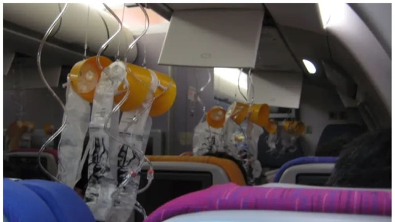 മൂന്ന് മിനിറ്റിൽ 15,000 അടി താഴ്ചയിലേക്ക്, എല്ലാം അവസാനിച്ച പോലെ; നടുക്കുന്ന അനുഭവം പങ്കുവെച്ച് യാത്രക്കാർ മൂന്ന് മിനിറ്റിൽ 15,000 അടി താഴ്ചയിലേക്ക്, എല്ലാം അവസാനിച്ച പോലെ; നടുക്കുന്ന അനുഭവം പങ്കുവെച്ച് യാത്രക്കാർ