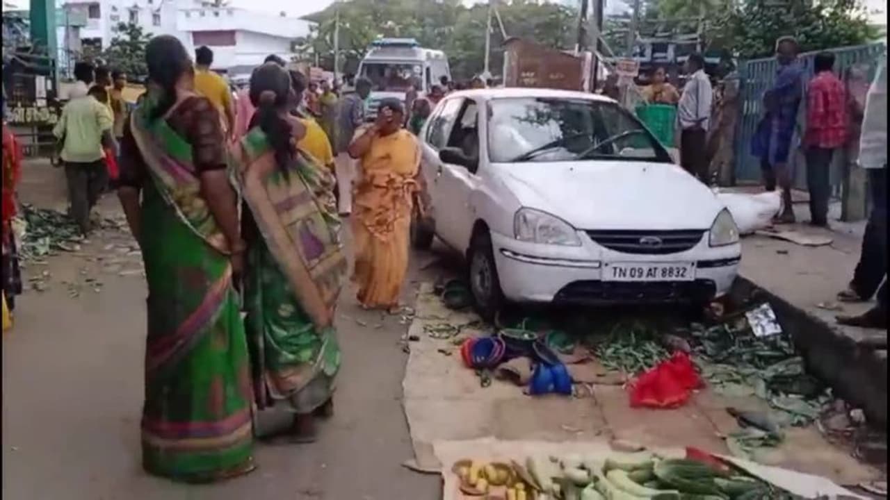 கோவையில் திடீரென வாரச்சந்தைக்குள் புகுந்த கார்; 3 பேர் படுகாயம்