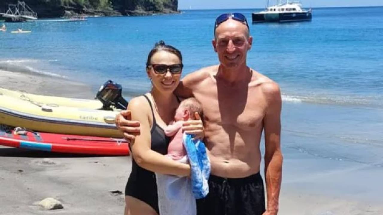 ബീച്ചിൽ വച്ച് കുഞ്ഞിന് ജന്മം നൽകാനായി 6000 കിലോമീറ്റർ സഞ്ചരിച്ചു, തിരികെ പോകാനാകാതെ കുടുങ്ങി കുടുംബം ബീച്ചിൽ വച്ച് കുഞ്ഞിന് ജന്മം നൽകാനായി 6000 കിലോമീറ്റർ സഞ്ചരിച്ചു, തിരികെ പോകാനാകാതെ കുടുങ്ങി കുടുംബം