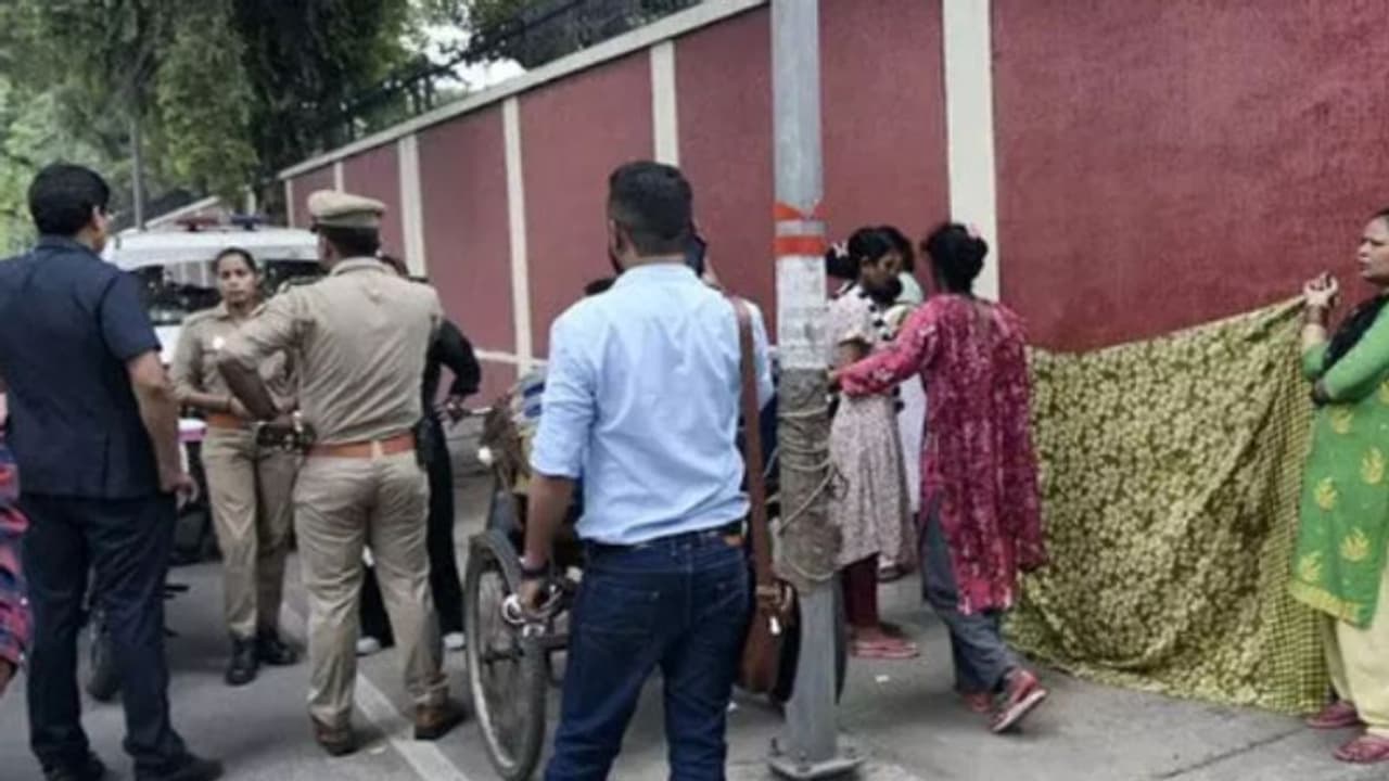 ആംബുലൻസ് കിട്ടിയില്ല, യുവതി പ്രസവിച്ചത് രാജ്ഭവൻ ഗേറ്റിൽ; വീഡിയോ പ്രചരിക്കുന്നു; വ്യാപക വിമർശനം, സംഭവം യുപിയിൽ ആംബുലൻസ് കിട്ടിയില്ല, യുവതി പ്രസവിച്ചത് രാജ്ഭവൻ ഗേറ്റിൽ; വീഡിയോ പ്രചരിക്കുന്നു; വ്യാപക വിമർശനം, സംഭവം യുപിയിൽ