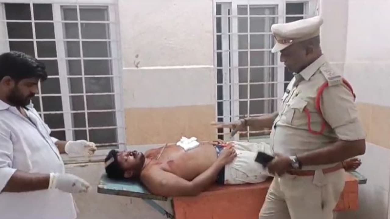 గుడివాడలో దారుణం... సొంత బావపై బామ్మర్ది గ్యాంగ్ బ్లేడ్లతో దాడి (వీడియో) గుడివాడలో దారుణం... సొంత బావపై బామ్మర్ది గ్యాంగ్ బ్లేడ్లతో దాడి (వీడియో)