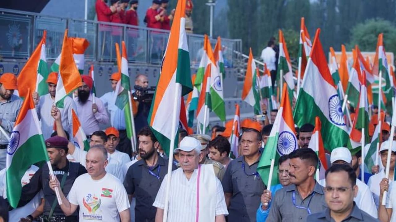 కాశ్మీర్ లోయలో ఘనంగా 'తిరంగా ర్యాలీ'.. పెద్ద సంఖ్యలో పాల్గొన్న ప్రజలు కాశ్మీర్ లోయలో ఘనంగా 'తిరంగా ర్యాలీ'.. పెద్ద సంఖ్యలో పాల్గొన్న ప్రజలు