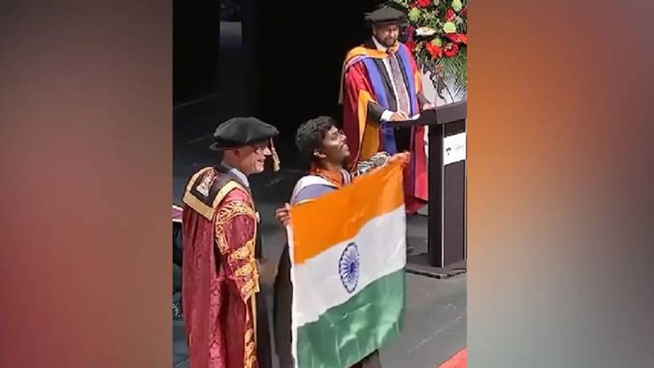 അഭിമാനം ഈ പതാക; ബിരുദദാനച്ചടങ്ങിനിടെ ഇന്ത്യൻ പതാക നിവർത്തി വിദേശത്ത് പഠിക്കുന്ന വിദ്യാർത്ഥി അഭിമാനം ഈ പതാക; ബിരുദദാനച്ചടങ്ങിനിടെ ഇന്ത്യൻ പതാക നിവർത്തി വിദേശത്ത് പഠിക്കുന്ന വിദ്യാർത്ഥി