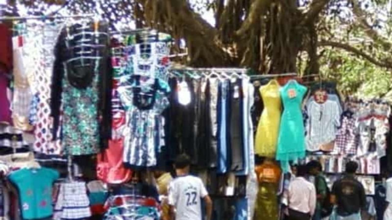 'ഓണക്കാലമായതോടെ നിലവാരം കുറഞ്ഞ ചരക്കുകൾ കൊണ്ടുവന്നു തെരു വീഥികൾ കയ്യടക്കുന്നു', ഉടൻ നടപടി വേണമെന്ന് ആവശ്യം 'ഓണക്കാലമായതോടെ നിലവാരം കുറഞ്ഞ ചരക്കുകൾ കൊണ്ടുവന്നു തെരു വീഥികൾ കയ്യടക്കുന്നു', ഉടൻ നടപടി വേണമെന്ന് ആവശ്യം