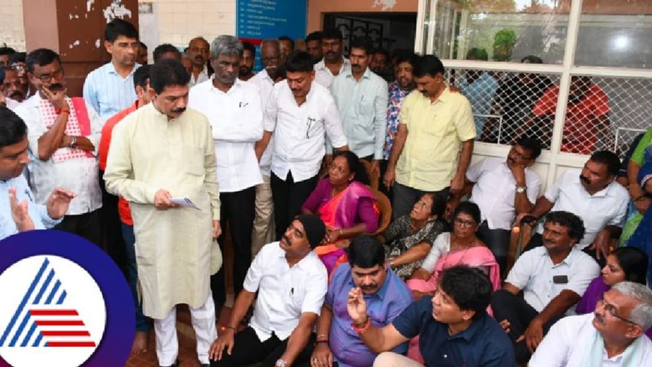 ಮಂಗಳೂರು: ಡಿಸಿ ಕಚೇರಿ ಮೆಟ್ಟಿಲಲ್ಲಿ ಕೂತ ಬಿಜೆಪಿ ಶಾಸಕರು: ಹಕ್ಕುಚ್ಯುತಿ ವಿರುದ್ದ ಧರಣಿ! ಮಂಗಳೂರು: ಡಿಸಿ ಕಚೇರಿ ಮೆಟ್ಟಿಲಲ್ಲಿ ಕೂತ ಬಿಜೆಪಿ ಶಾಸಕರು: ಹಕ್ಕುಚ್ಯುತಿ ವಿರುದ್ದ ಧರಣಿ!