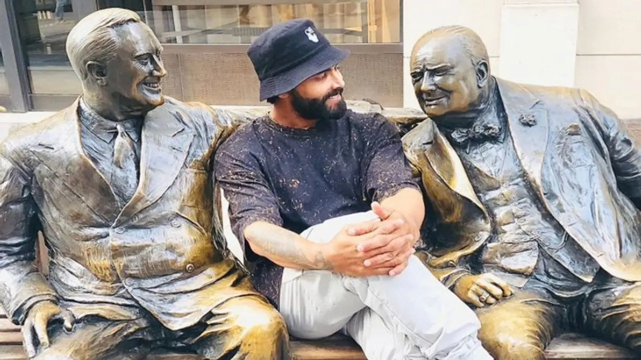 Ravindra Jadeja Statue Pictures: சிலையோடு சிலையாக போஸ் கொடுத்த ரவீந்திர ஜடேஜா: வைரலாகும் புகைப்படம்!