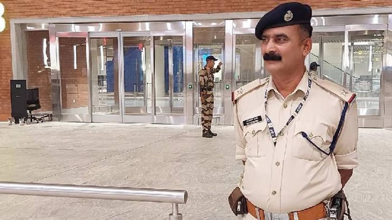 വിമാനത്താവളത്തിലെ ടോയ്ലെറ്റിനുള്ളിൽ ബാഗ് മറന്നു വെച്ചു, യുവതിക്ക് രക്ഷകനായി സിഐഎസ്എഫ് ഉദ്യോഗസ്ഥൻ വിമാനത്താവളത്തിലെ ടോയ്ലെറ്റിനുള്ളിൽ ബാഗ് മറന്നു വെച്ചു, യുവതിക്ക് രക്ഷകനായി സിഐഎസ്എഫ് ഉദ്യോഗസ്ഥൻ