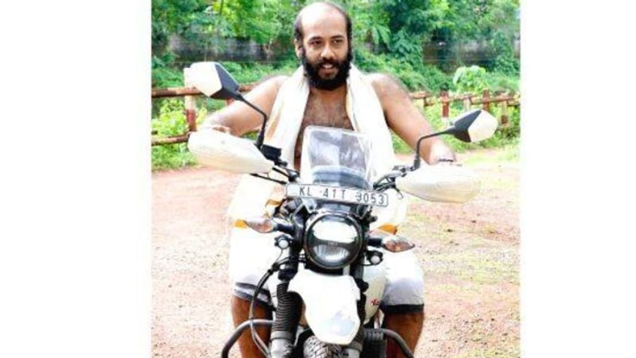 നടയടച്ചാല് പിന്നെ ബൈക്ക് റേസിംഗ്, വേറെ ലെവലാണ് ഈ പൂജാരി... നടയടച്ചാല് പിന്നെ ബൈക്ക് റേസിംഗ്, വേറെ ലെവലാണ് ഈ പൂജാരി...