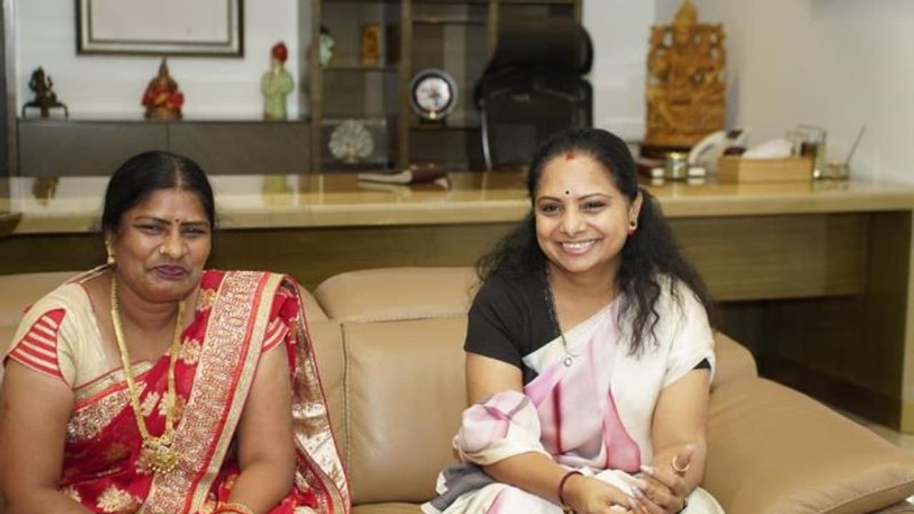 పొదల పొదల గట్ల నడుమ నాగమల్లె దారిలో... కవిత నోట సరికొత్త బతుకమ్మ పాట (వీడియో) పొదల పొదల గట్ల నడుమ నాగమల్లె దారిలో... కవిత నోట సరికొత్త బతుకమ్మ పాట (వీడియో)