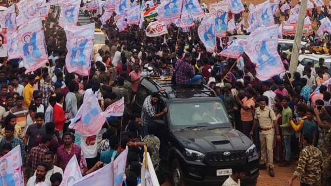 ఉత్తరాంధ్ర భూములను వైసీపీ నేతలు దోచుకుంటున్నారు: విస్సన్నపేట భూములను పరిశీలించిన పవన్ కళ్యాణ్ ఉత్తరాంధ్ర భూములను వైసీపీ నేతలు దోచుకుంటున్నారు: విస్సన్నపేట భూములను పరిశీలించిన పవన్ కళ్యాణ్