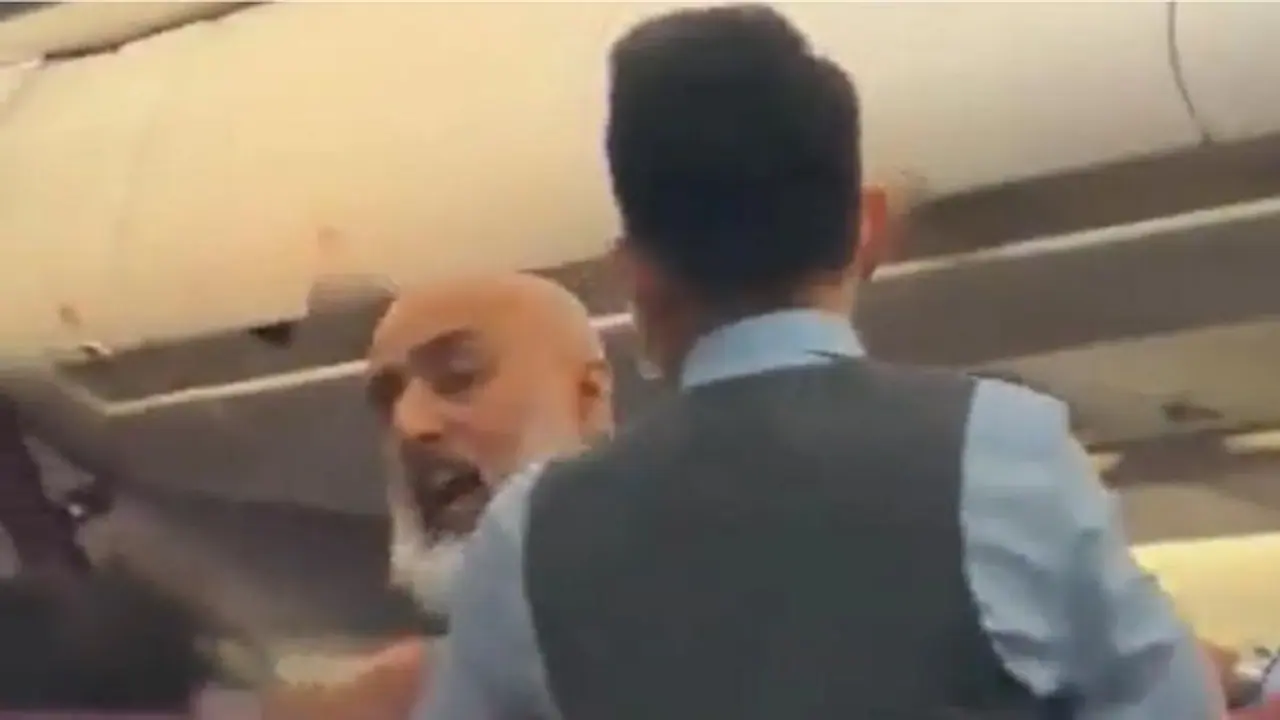 WATCH: Malaysian Airlines flight forced to return to Sydney as passenger threatens to 'blow up plane' WATCH: Malaysian Airlines flight forced to return to Sydney as passenger threatens to 'blow up plane'