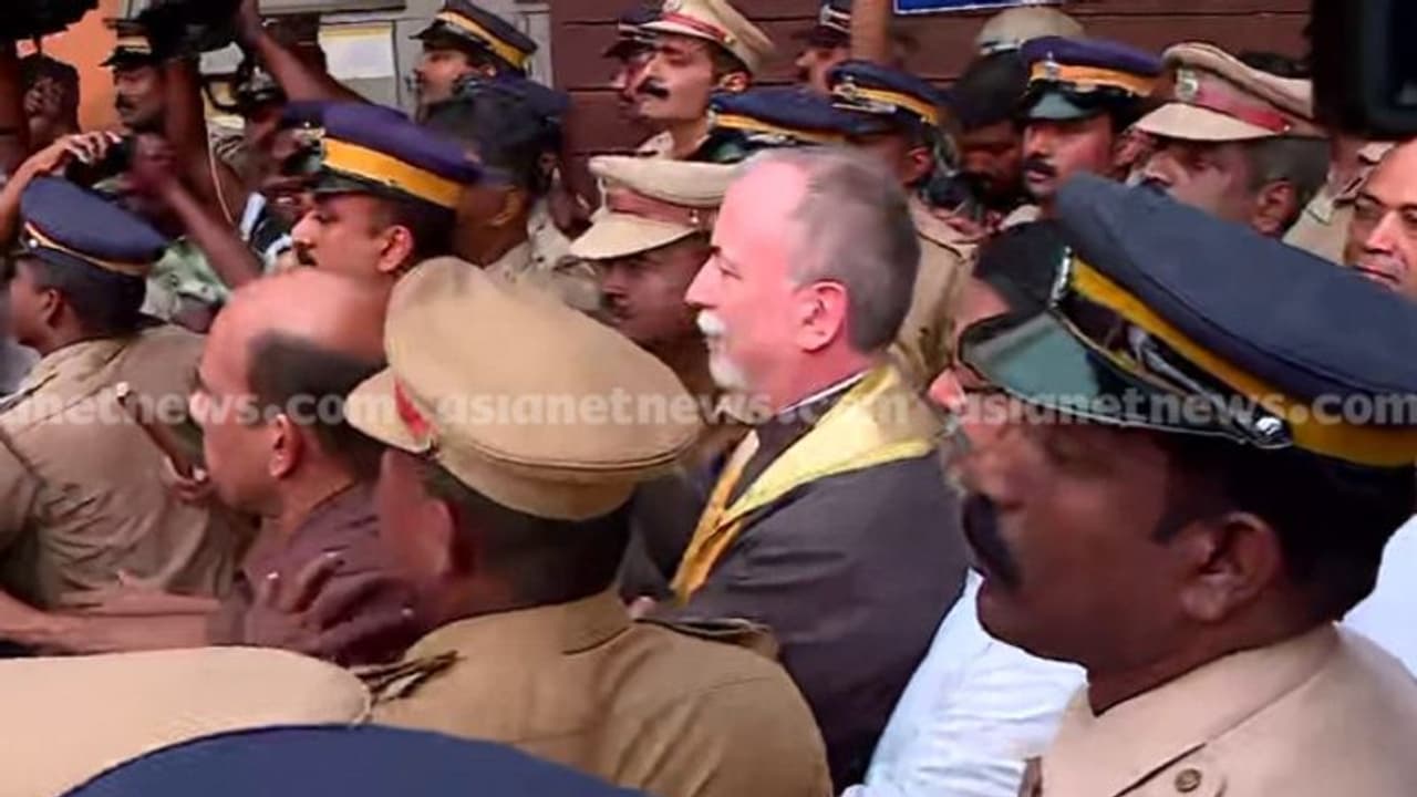 കുർബാന തർക്കം: പോപ്പിൻറെ പ്രതിനിധിയെ തടഞ്ഞു, ആർച്ച് ബിഷപ്പിന് നേരെ കുപ്പിയെറിഞ്ഞു;കൊച്ചിയിൽ സംഘർഷം കുർബാന തർക്കം: പോപ്പിൻറെ പ്രതിനിധിയെ തടഞ്ഞു, ആർച്ച് ബിഷപ്പിന് നേരെ കുപ്പിയെറിഞ്ഞു;കൊച്ചിയിൽ സംഘർഷം