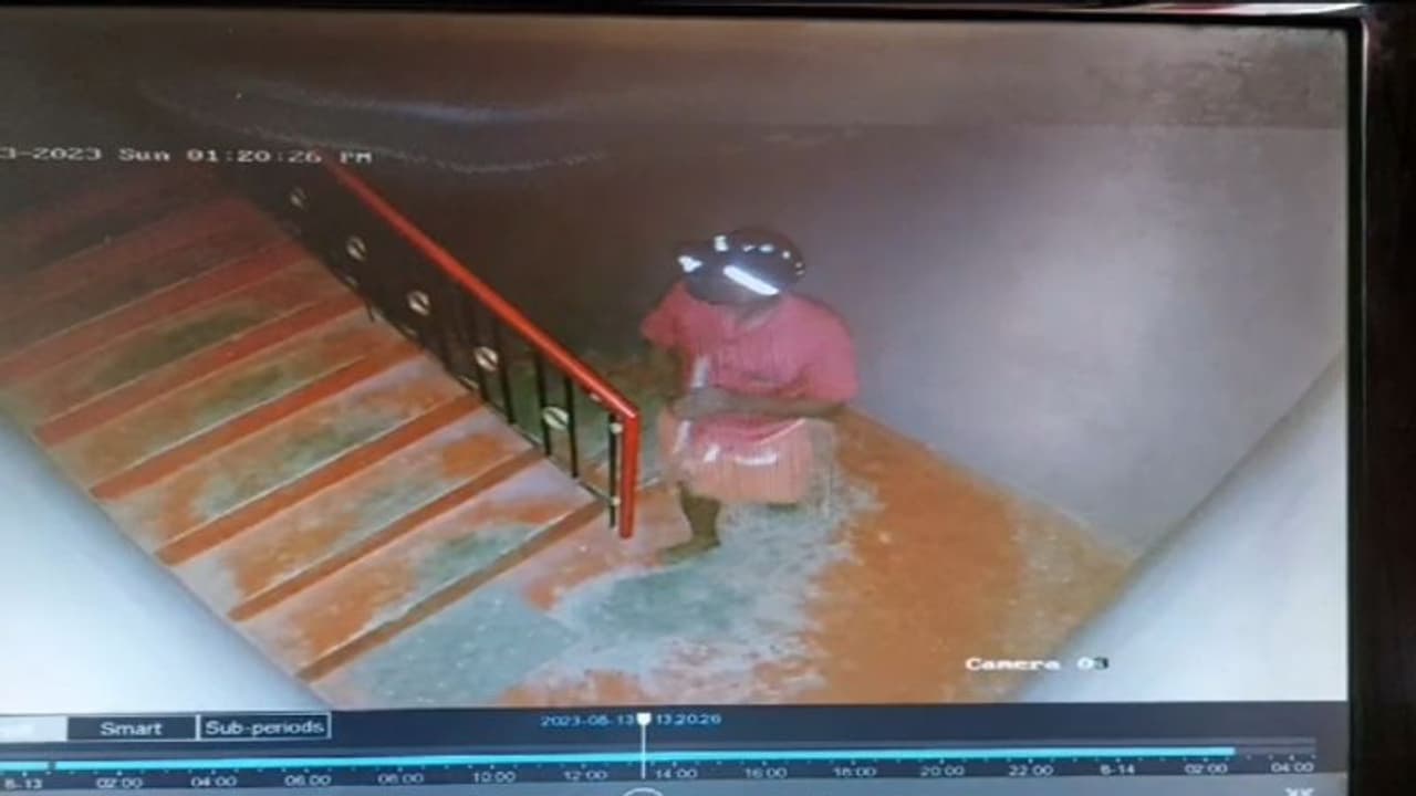 കണ്ണൂരിലെ ജ്വല്ലറിയിൽ വൻ കവർച്ച; മൂന്ന് കിലോ വെള്ളിയാഭരണങ്ങൾ മോഷ്ടിച്ചു കണ്ണൂരിലെ ജ്വല്ലറിയിൽ വൻ കവർച്ച; മൂന്ന് കിലോ വെള്ളിയാഭരണങ്ങൾ മോഷ്ടിച്ചു