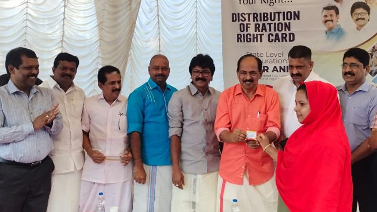 അതിഥി തൊഴിലാളികള്ക്ക് റേഷന് കാര്ഡ്; കേരളത്തില് ഒരാള് പോലും പട്ടിണി കിടക്കരുതെന്ന് മന്ത്രി അതിഥി തൊഴിലാളികള്ക്ക് റേഷന് കാര്ഡ്; കേരളത്തില് ഒരാള് പോലും പട്ടിണി കിടക്കരുതെന്ന് മന്ത്രി