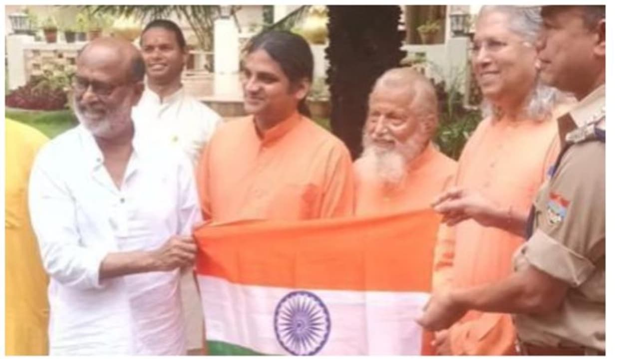 இமயமலையில் சுதந்திர தினம் கொண்டாடி ஆச்சர்யப்பட வைத்த ரஜினிகாந்த்! வைரலாகும் தேசபக்தி புகைப்படம்! இமயமலையில் சுதந்திர தினம் கொண்டாடி ஆச்சர்யப்பட வைத்த ரஜினிகாந்த்! வைரலாகும் தேசபக்தி புகைப்படம்!