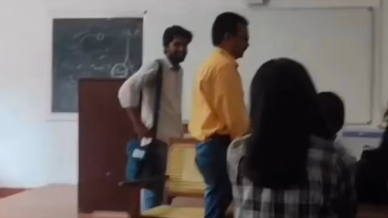 മഹാരാജാസില്‍ കാഴ്ചപരിമിതനായ അധ്യാപകനെ അപമാനിച്ച സംഭവം; നടപടി നേരിട്ട 6 വിദ്യാർത്ഥികളും മാപ്പ് പറഞ്ഞു