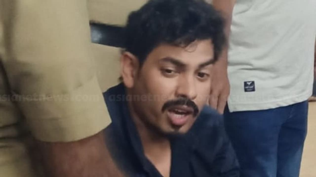 തലശ്ശേരിയിൽ കഞ്ചാവ് കേസ് പ്രതികൾ എക്സൈസ് ഓഫീസ് അടിച്ചു തകർത്തു തലശ്ശേരിയിൽ കഞ്ചാവ് കേസ് പ്രതികൾ എക്സൈസ് ഓഫീസ് അടിച്ചു തകർത്തു