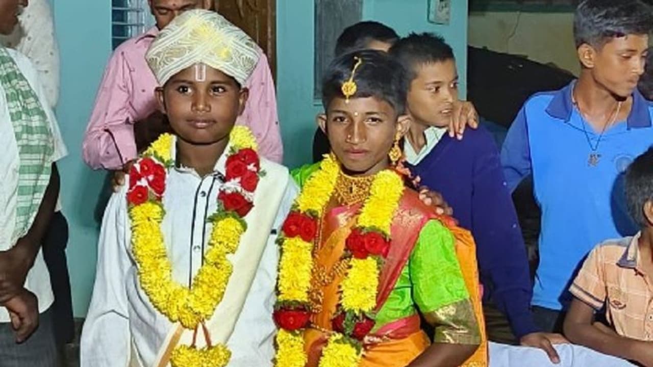 ಮಳೆಗಾಗಿ ಪ್ರಾರ್ಥಿಸಿ ಬಾಲಕರಿಗೆ ಮದುವೆ: ಹಾಡು ಕುಣಿತದ ಮೂಲಕ ಪ್ರಾರ್ಥನೆ ಮಳೆಗಾಗಿ ಪ್ರಾರ್ಥಿಸಿ ಬಾಲಕರಿಗೆ ಮದುವೆ: ಹಾಡು ಕುಣಿತದ ಮೂಲಕ ಪ್ರಾರ್ಥನೆ