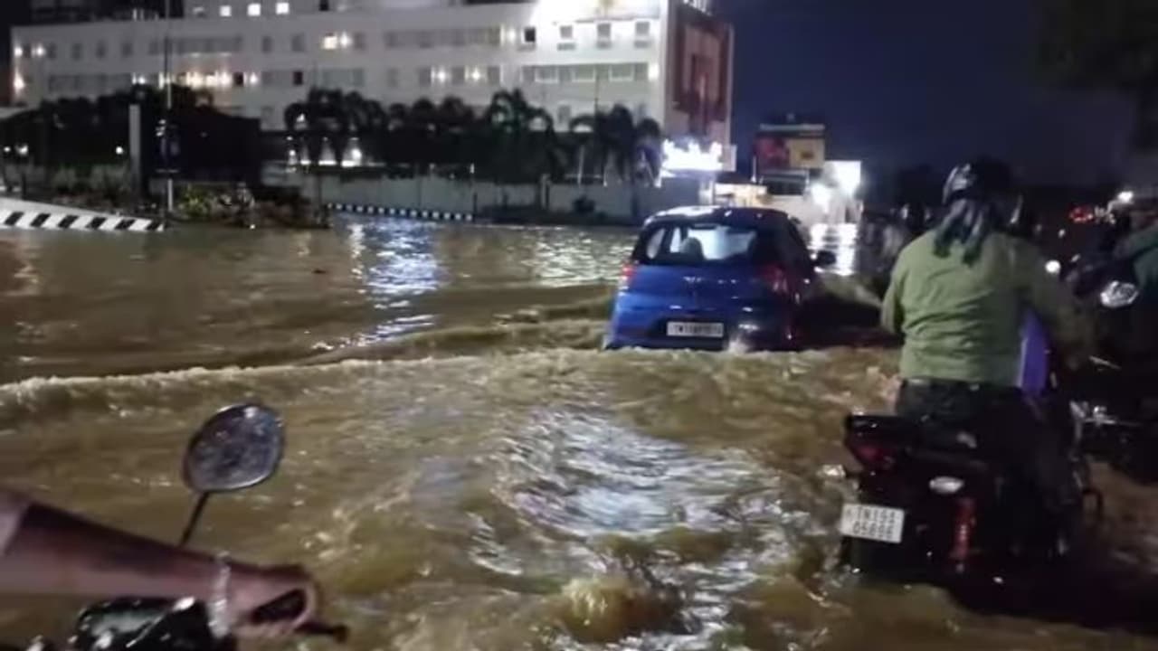 "இது கடல் இல்ல நம்ம கிளம்பாக்கம் தான்".. வெளுத்து வாங்கிய மழையில் தேங்கிய மழைநீர் வாகன ஓட்டிகள் கடும் அவதி! "இது கடல் இல்ல நம்ம கிளம்பாக்கம் தான்".. வெளுத்து வாங்கிய மழையில் தேங்கிய மழைநீர் வாகன ஓட்டிகள் கடும் அவதி!