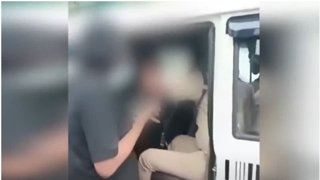 പൊലീസിനെ ആക്രമിച്ചും അസഭ്യം പറഞ്ഞും പതിനാറുകാരി; പിടികൂടി ജുവനൈല് ഹോമിലേക്ക് മാറ്റി പൊലീസിനെ ആക്രമിച്ചും അസഭ്യം പറഞ്ഞും പതിനാറുകാരി; പിടികൂടി ജുവനൈല് ഹോമിലേക്ക് മാറ്റി