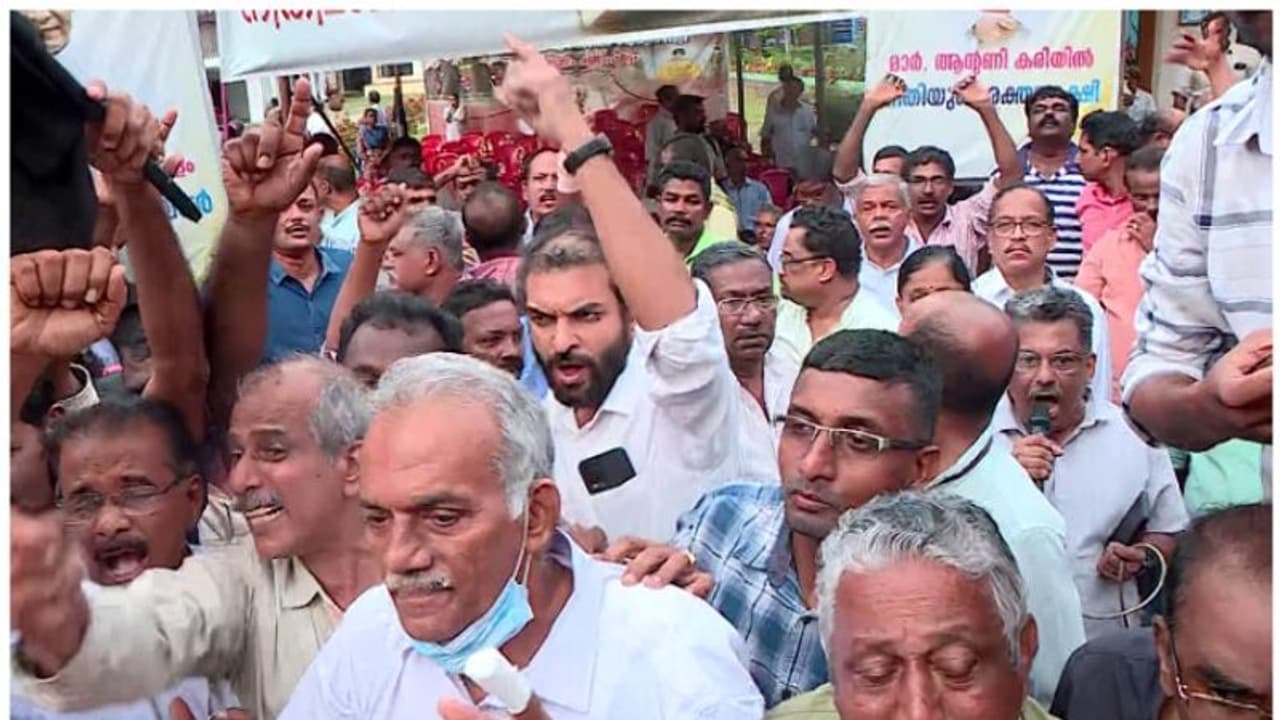 എറണാകുളം സെന്റ് മേരീസ് ബസലിക്കയിൽ ഇന്ന് വൈകിട്ട് 4 മണിക്ക് കുർബാന നടത്താൻ വിശ്വാസികൾ