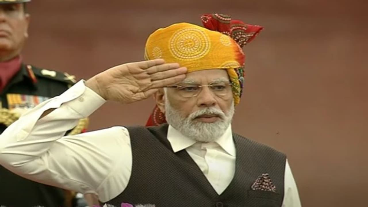 77 வது சுதந்திரன தினம்: டெல்லி செங்கோட்டையில் 10 வது முறையாக தேசிய கொடி ஏற்றினார் பிரதமர் மோடி!