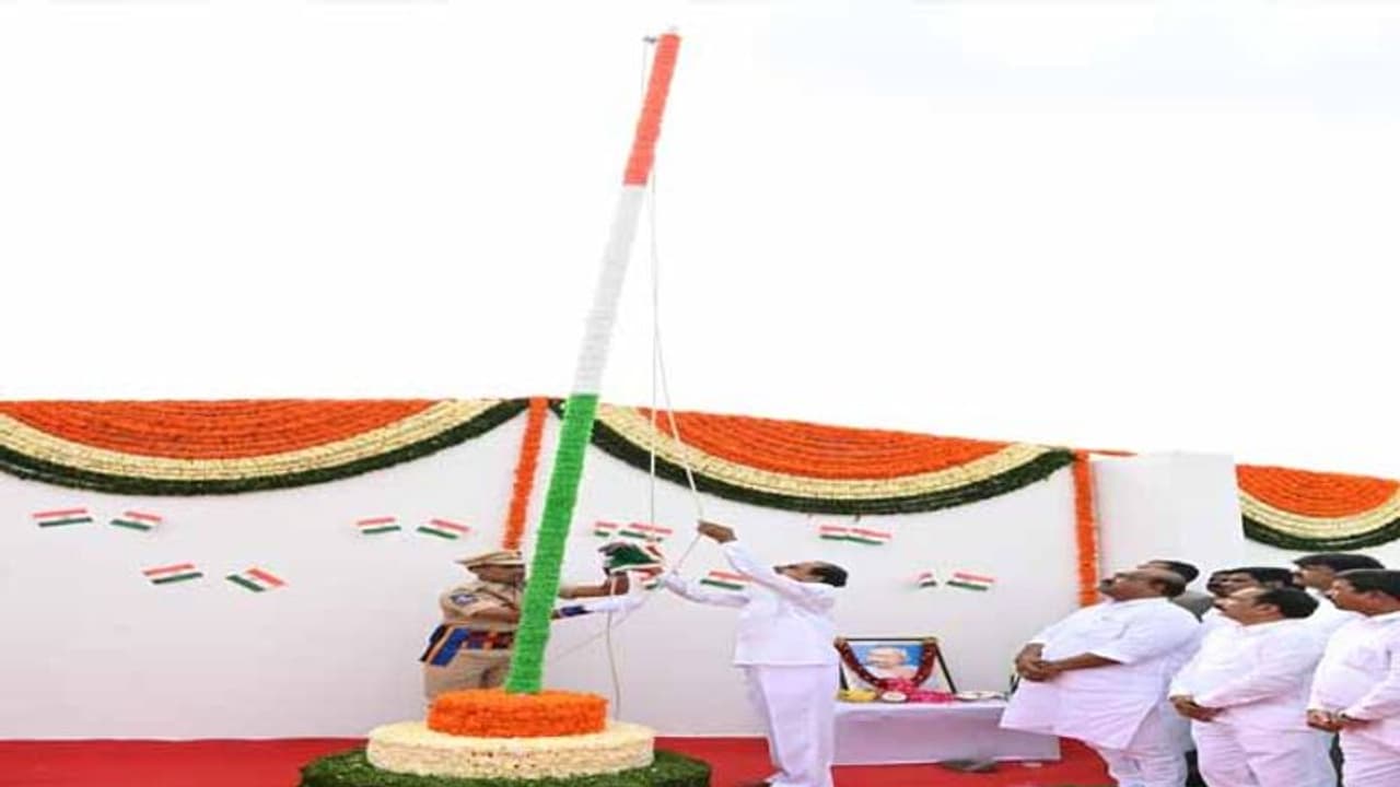 77వ ఇండిపెండెన్స్ డే: ప్రగతి భవన్ లో జాతీయ పతాకాన్ని ఆవిష్కరించిన కేసీఆర్ 77వ ఇండిపెండెన్స్ డే: ప్రగతి భవన్ లో జాతీయ పతాకాన్ని ఆవిష్కరించిన కేసీఆర్