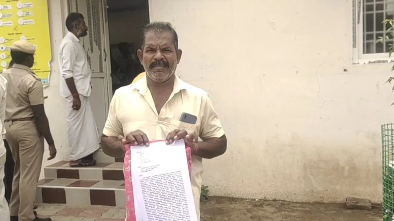 மனைவிக்கு பணம் கொடுக்காத மணமகன் குடும்பத்தை ஊரைவிட்டே ஒதுக்கி வைத்த கிராமம்; சீர்காழியில் பரபரப்பு மனைவிக்கு பணம் கொடுக்காத மணமகன் குடும்பத்தை ஊரைவிட்டே ஒதுக்கி வைத்த கிராமம்; சீர்காழியில் பரபரப்பு