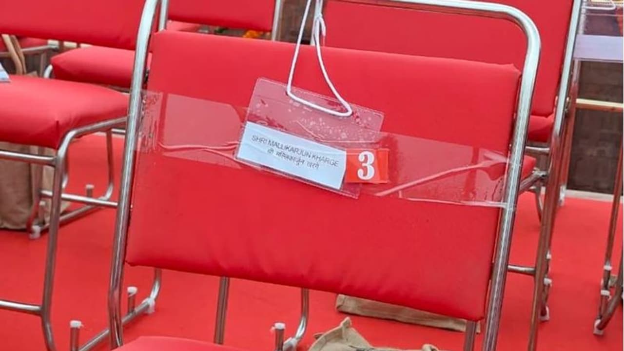 ಕೆಂಪುಕೋಟೆಯಲ್ಲಿ ಮೋದಿ ಭಾಷಣ: ಖಾಲಿ ಸೀಟು 3 ನೀಡಿದ ಸಂದೇಶವೇನು? ಕೆಂಪುಕೋಟೆಯಲ್ಲಿ ಮೋದಿ ಭಾಷಣ: ಖಾಲಿ ಸೀಟು 3 ನೀಡಿದ ಸಂದೇಶವೇನು?